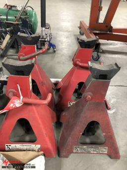 JEGS FLOOR JACK NEEDS REPAIR PARTS INCLUDED AND JACK STANDS (4)