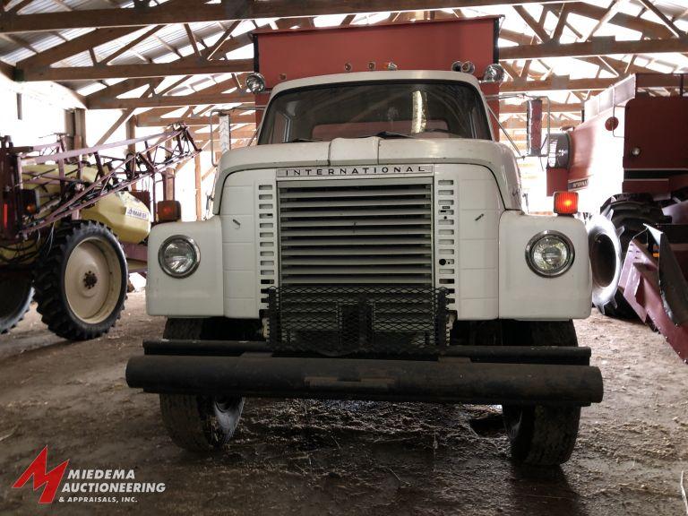 1978 INTERNATIONAL HARVESTER FLEETSTAR 2010A GRAVITY BOX TRUCK, DAY CAB, S37 GAS ENGINE, KILLBROS 38