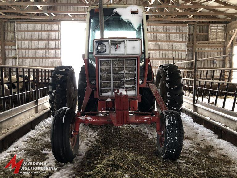 INTERNATIONAL HARVESTER 1086 TRACTOR, 1977, DIESEL, CAB, 2WD, 3 PT, PTO (2), 2 HYDRAULIC OUTLETS, RE