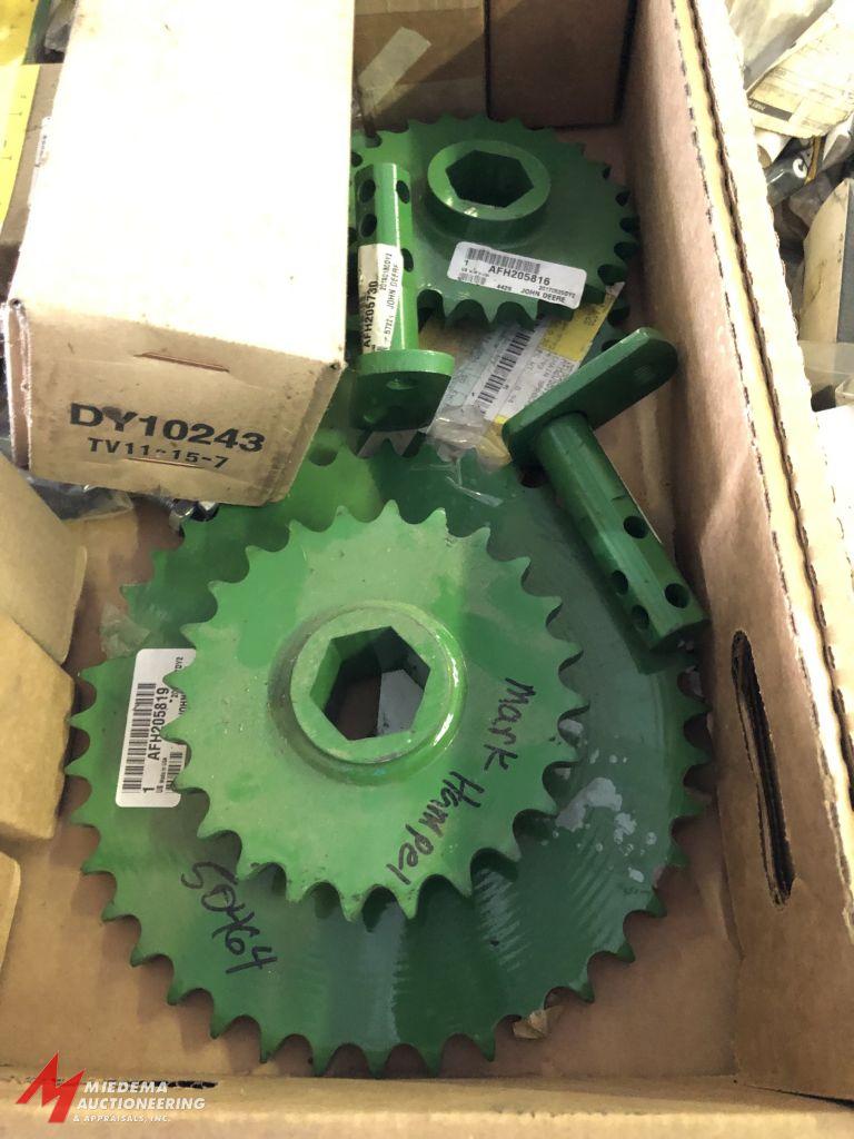 BOX OF ASSORTED JOHN DEERE 467 ROUND BALER PARTS, MOST APPEAR TO BE NEW.