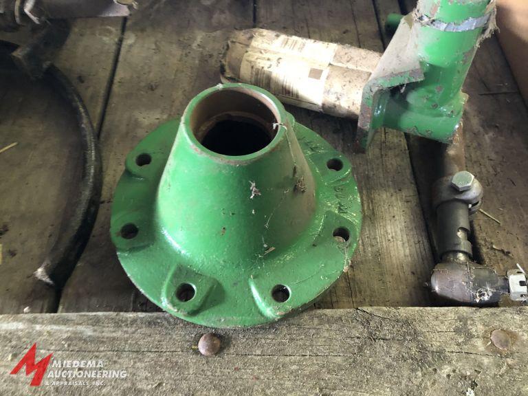 BRAND NEW JOHN DEERE AW26131 SPINDLE WITH A W19, 8-LUG HUB, FITS A JOHN DEERE 740 RUNNING DEER, DOES