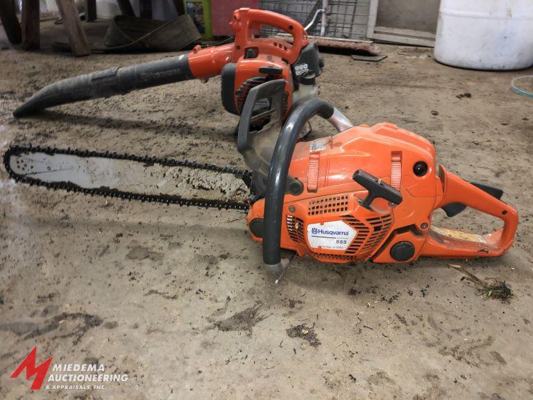 HUSQVARNA AUTO TUNE, MODEL 555, GAS POWERED CHAINSAW WITH 20'' BAR, ENGINE PULLS THROUGH AND HAS COM