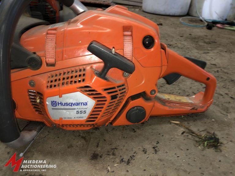 HUSQVARNA AUTO TUNE, MODEL 555, GAS POWERED CHAINSAW WITH 20'' BAR, ENGINE PULLS THROUGH AND HAS COM