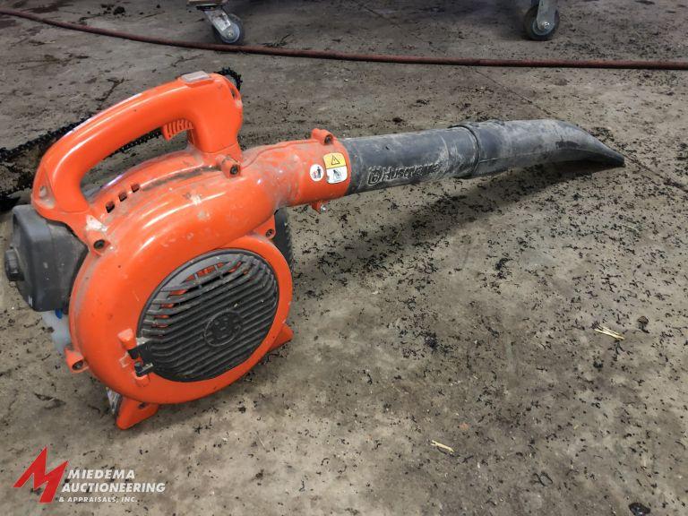 HUSQVARNA AUTO TUNE, MODEL 555, GAS POWERED CHAINSAW WITH 20'' BAR, ENGINE PULLS THROUGH AND HAS COM