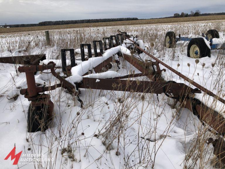 INTERNATIONAL HARVESTER 700 MOLDBOARD PLOW, 7 BOTTOM, BUSTER BAR LEVELER