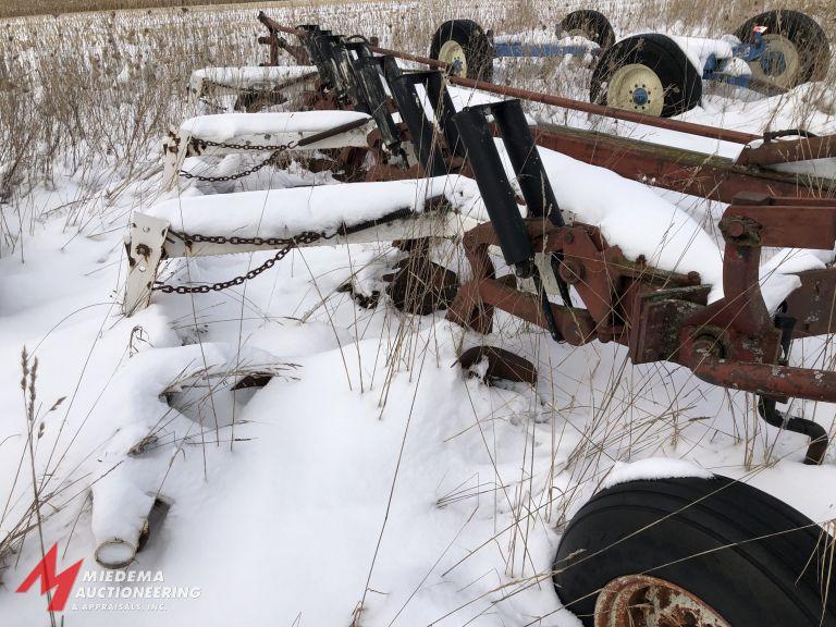 INTERNATIONAL HARVESTER 700 MOLDBOARD PLOW, 7 BOTTOM, BUSTER BAR LEVELER