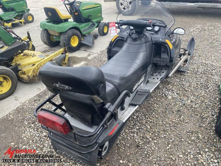2001 SKIDOO GRAND TOURING 700 SNOWMOBILE, REVERSE, ELECTRIC START, NO BRAKES, 2179 MILES SHOWING, SE