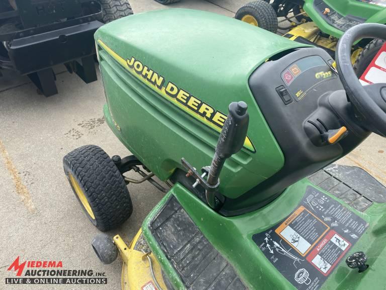 2002 JOHN DEERE GT225 RIDING LAWN MOWER, 38'' DECK, 15-HP OHV GAS ENGINE, 9-143243