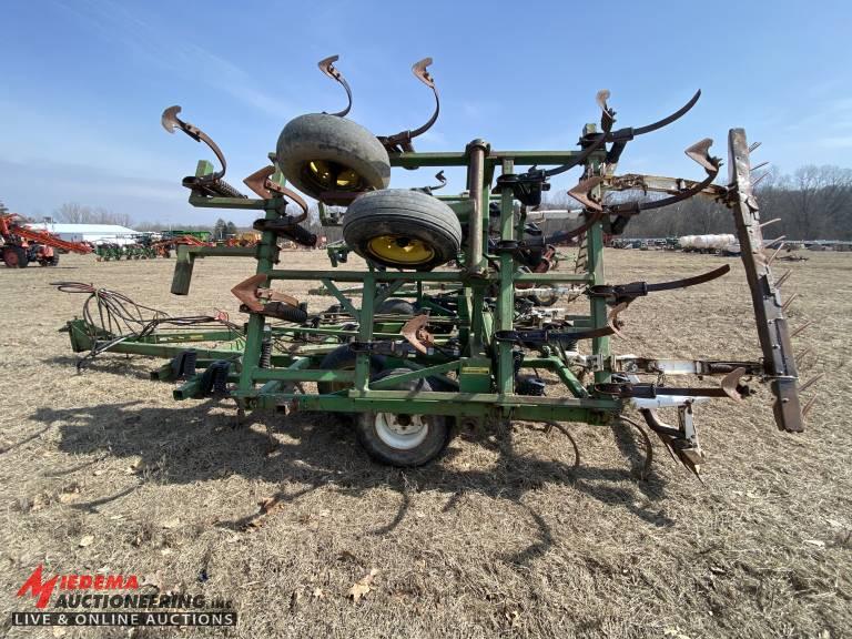 JOHN DEERE 960 FIELD CULTIVATOR, WING FOLD, 24', REAR HITCH, REAR HYDRAULICS