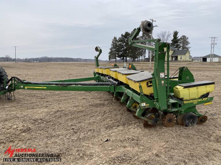 2012 JOHN DEERE 1770NT 12 ROW PLANTER, MAXEMERGE XP, DRY FERTILIZER, MARKERS, S/N: 1A01770FJCM750129