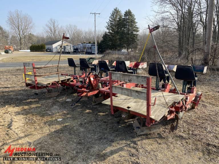 THE MECHANICAL TRANSPLANTER 5000, 6-ROW, 3PT