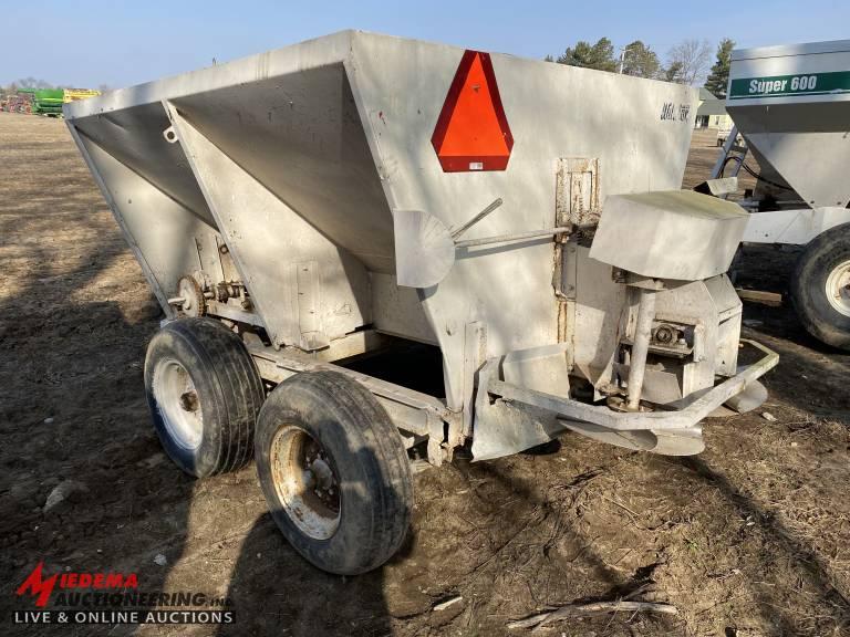 WILLMAR 400 TANDEM AXLE FERTILIZER SPREADER