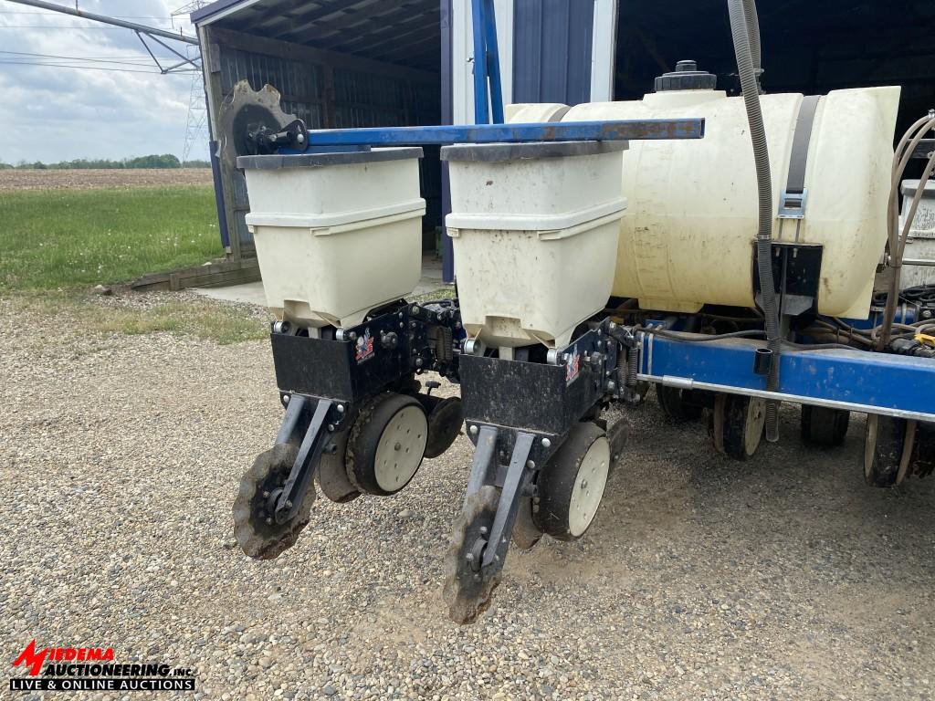 2014 KINZE 3000 6/11 ROW PLANTER, LIQUID FERTILIZER, 30''/15'' SPACING, 150-GALLON TANKS, DOUBLE FRA