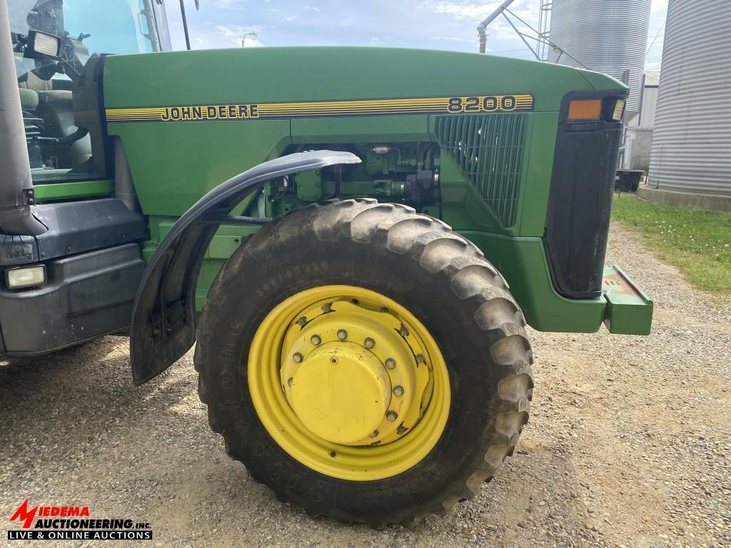 1995 JOHN DEERE 8200 TRACTOR, MFWD, 3-POINT, WITH QUICK HITCH, PTO, 4-REMOTES, POWER SHIFT, 18.4R42 