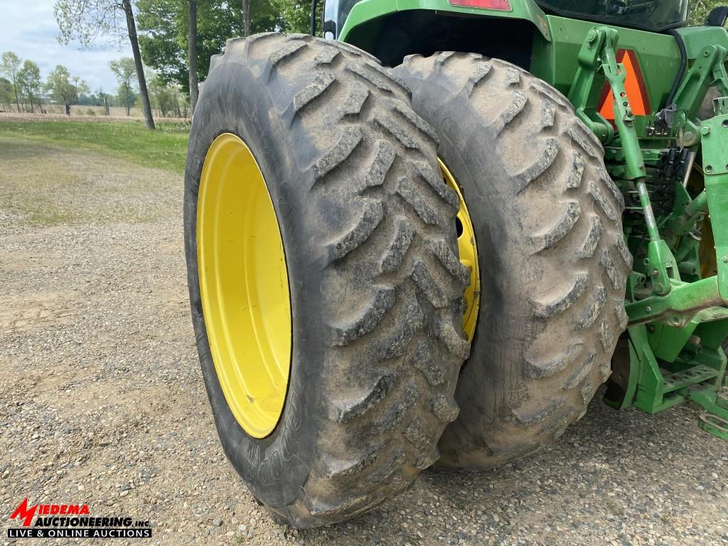 1995 JOHN DEERE 8200 TRACTOR, MFWD, 3-POINT, WITH QUICK HITCH, PTO, 4-REMOTES, POWER SHIFT, 18.4R42 