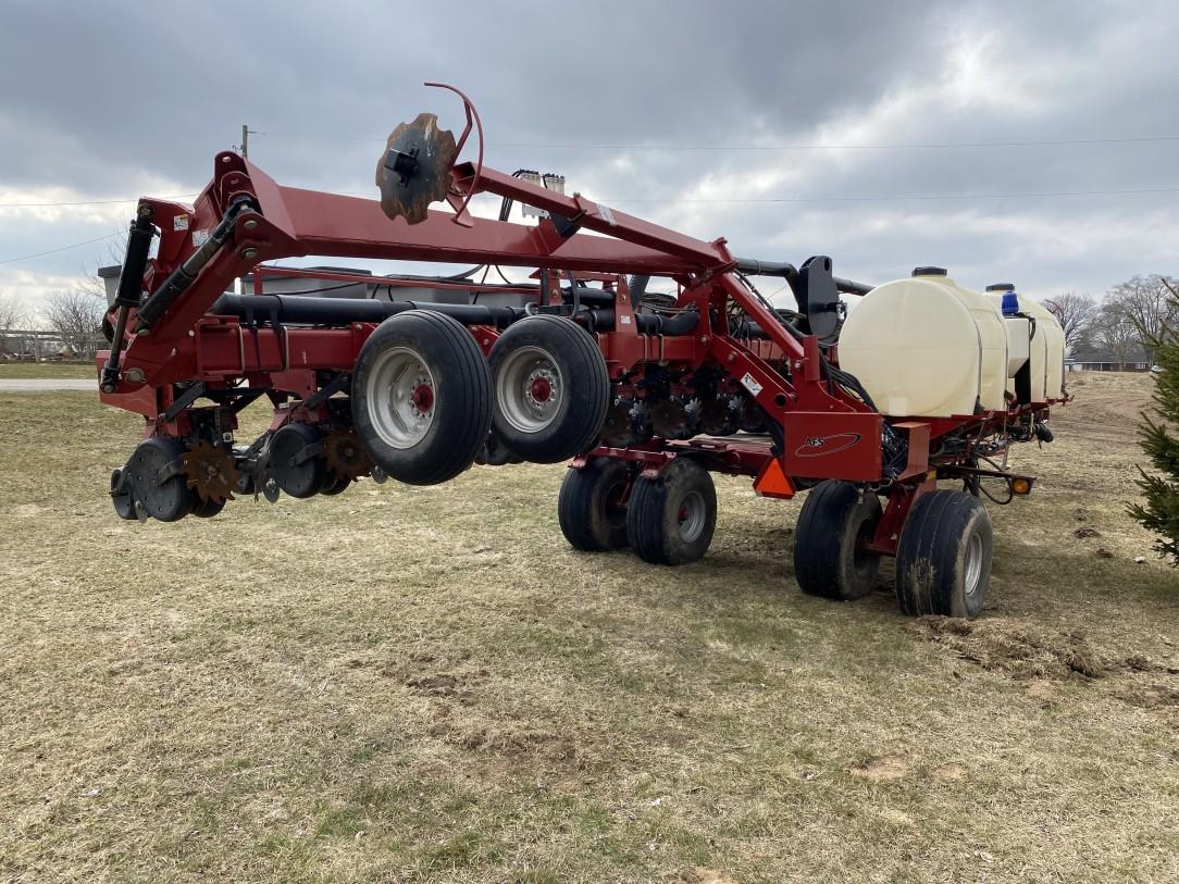 2011 CASE IH 1240 EARLY RISER PLANTER, 16R30'', AIR DOWN FORCE, CHAIN DRIVE, AIR CLUTCHES, ROW MARKE