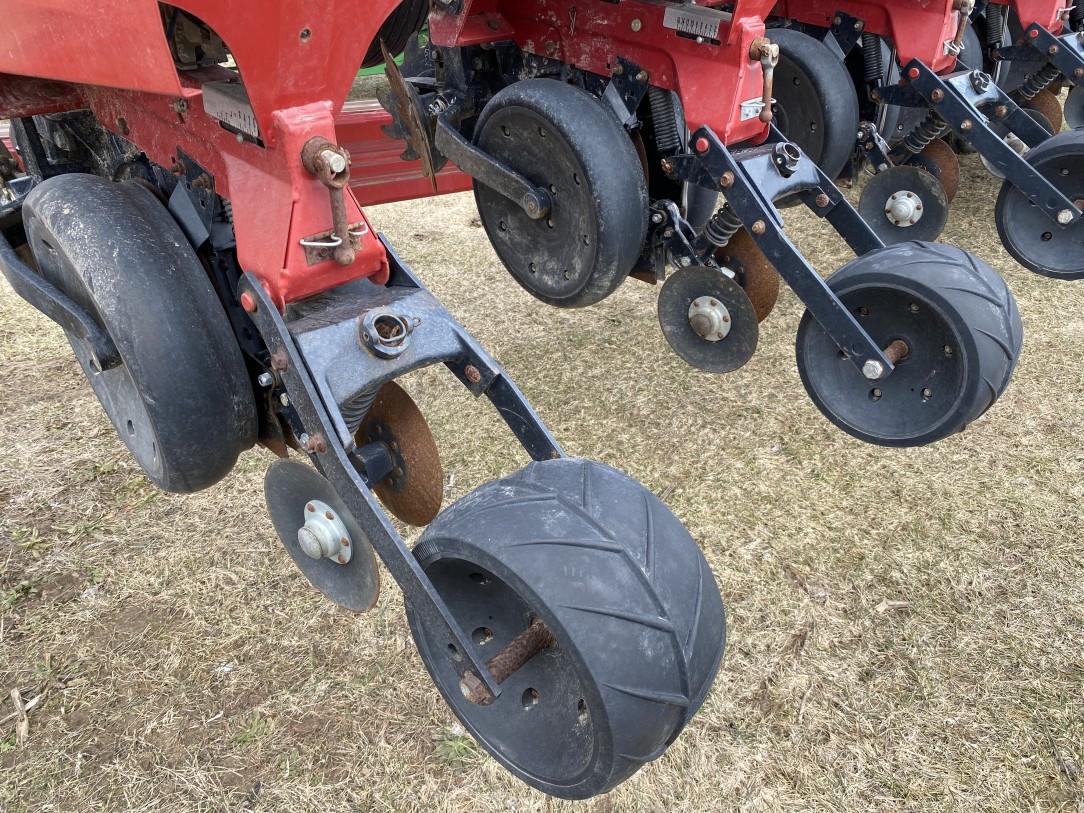 2011 CASE IH 1240 EARLY RISER PLANTER, 16R30'', AIR DOWN FORCE, CHAIN DRIVE, AIR CLUTCHES, ROW MARKE