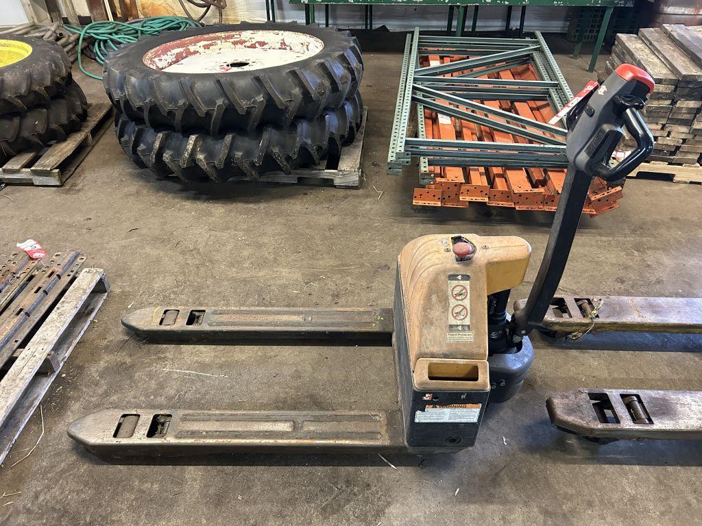 BIG JOE E30 ELECTRIC PALLET JACK, 3000 LBS CAPACITY, 24'' LIFT, 45'' FORKS, S/N: 4291900980