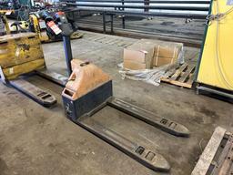 BIG JOE E30 ELECTRIC PALLET JACK, 3000 LBS CAPACITY, 24'' LIFT, 45'' FORKS, S/N: 4291900980