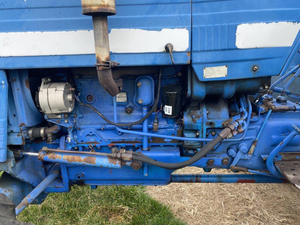 1980 LONG 610 TRACTOR, PTO, DIESEL, 4WD, NO 3PT (BROKEN), PTO DRIVEN HYDRAULICS, 16.9-28 REAR TIRES,