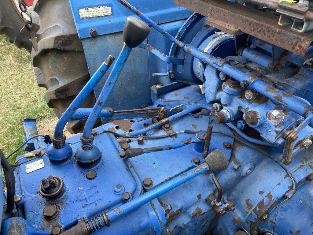 1980 LONG 610 TRACTOR, PTO, DIESEL, 4WD, NO 3PT (BROKEN), PTO DRIVEN HYDRAULICS, 16.9-28 REAR TIRES,