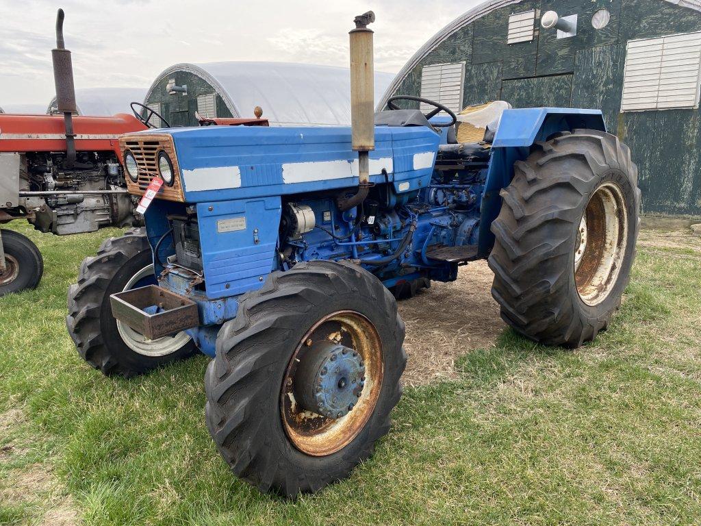 1980 LONG 610 TRACTOR, PTO, DIESEL, 4WD, NO 3PT (BROKEN), PTO DRIVEN HYDRAULICS, 16.9-28 REAR TIRES,