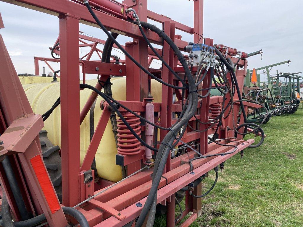 HARDI SPRAYER, 550-GALLON TANK, 60' BOOMS, PTO DRIVEN PUMP, 11.2-38 TIRES