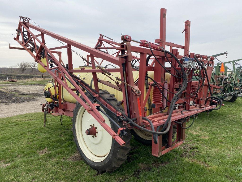 HARDI SPRAYER, 550-GALLON TANK, 60' BOOMS, PTO DRIVEN PUMP, 11.2-38 TIRES