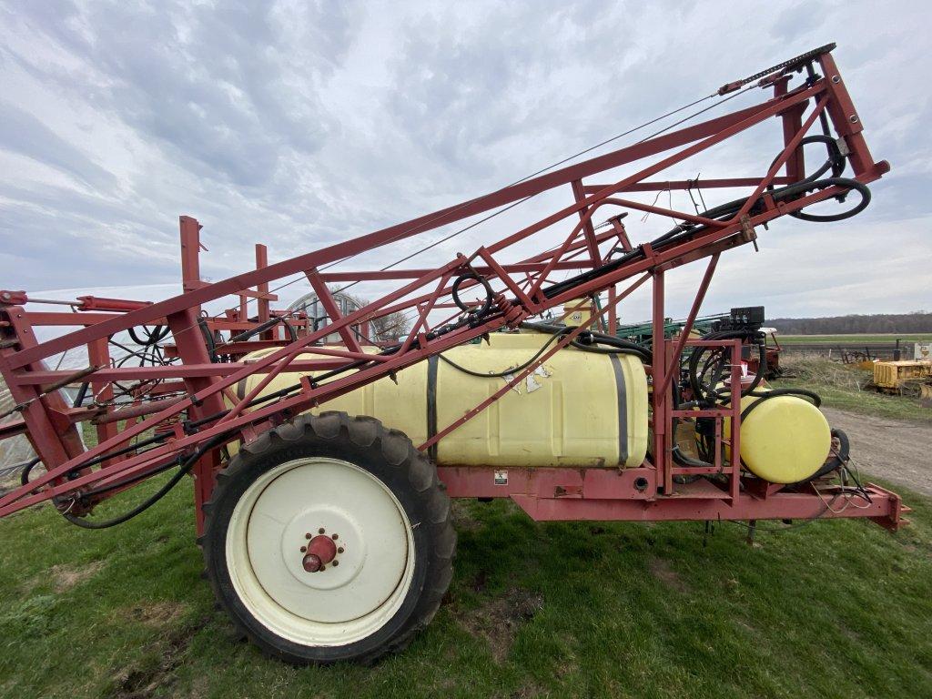 HARDI SPRAYER, 550-GALLON TANK, 60' BOOMS, PTO DRIVEN PUMP, 11.2-38 TIRES