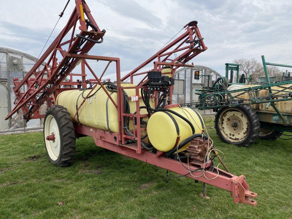 HARDI SPRAYER, 550-GALLON TANK, 60' BOOMS, PTO DRIVEN PUMP, 11.2-38 TIRES