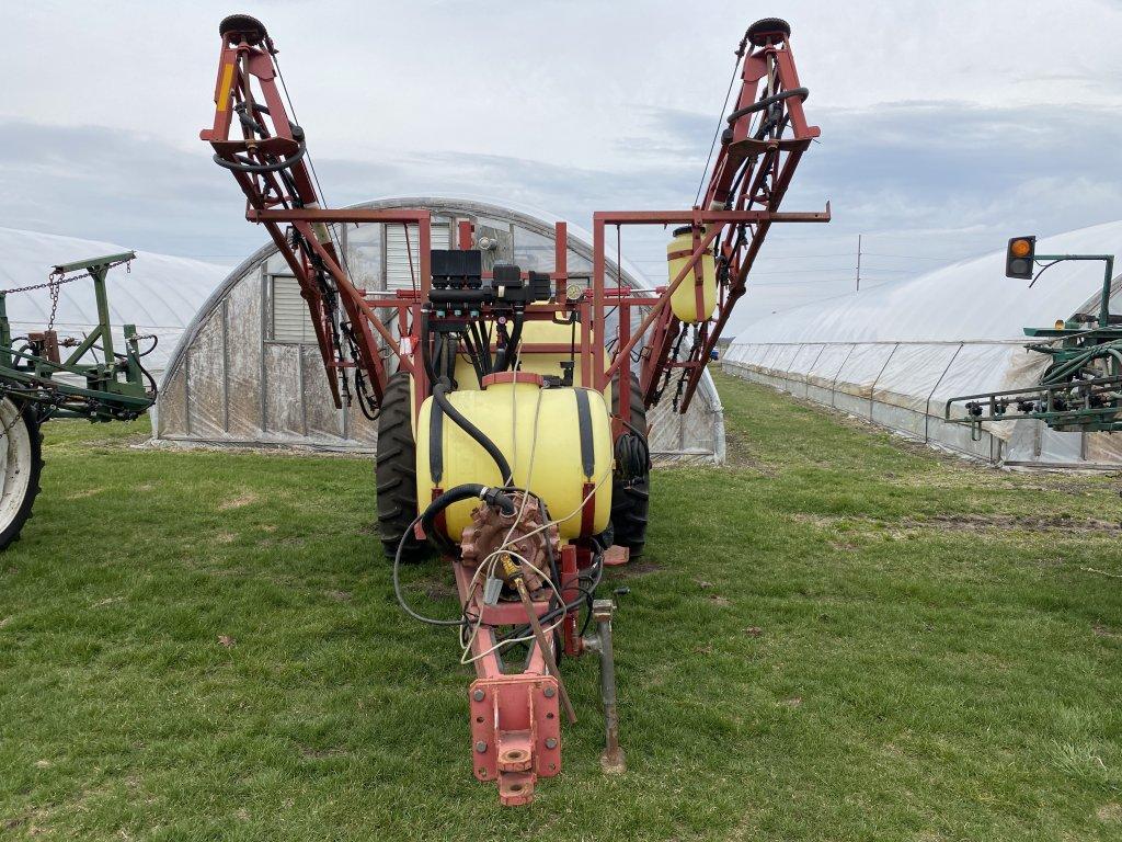 HARDI SPRAYER, 550-GALLON TANK, 60' BOOMS, PTO DRIVEN PUMP, 11.2-38 TIRES