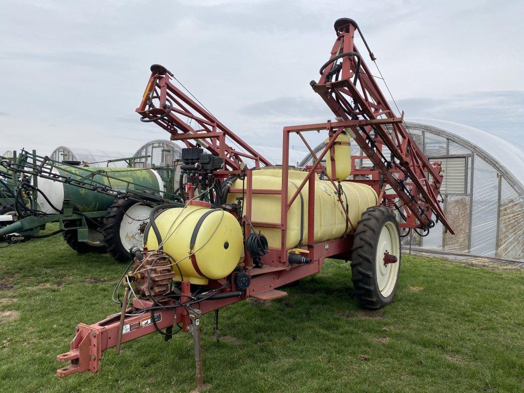 HARDI SPRAYER, 550-GALLON TANK, 60' BOOMS, PTO DRIVEN PUMP, 11.2-38 TIRES