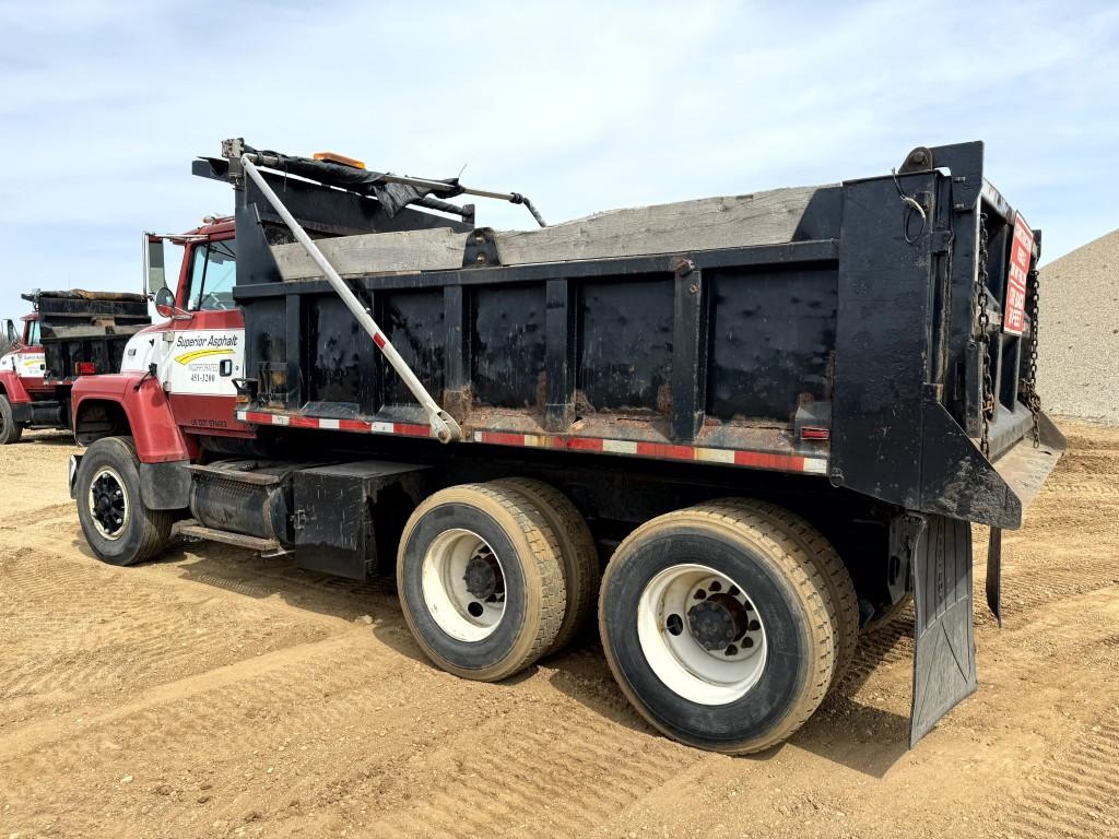 1996 FORD L8000 TANDEM AXLE DUMP TRUCK, CUMMINS DIESEL ENGINE, 8LL TRANS, 14' BOX, ELECTRIC TARP, RE