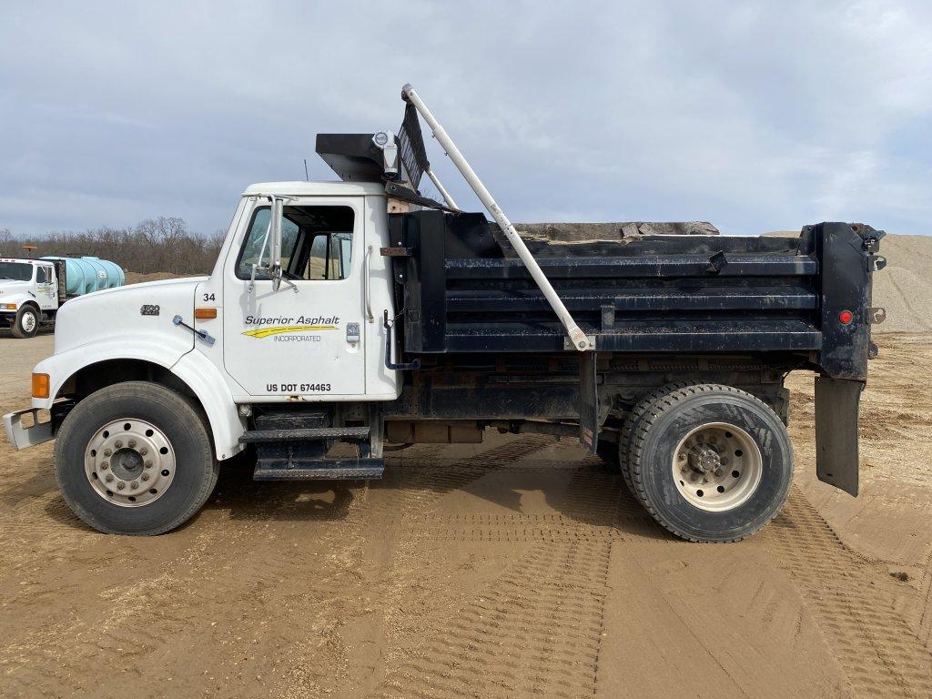 1996 INTERNATIONAL 4700 SINGLE AXLE DUMP TRUCK, T444E DIESEL, 6-SPEED TRANS, NO BRAKES, ELECTRIC TAR