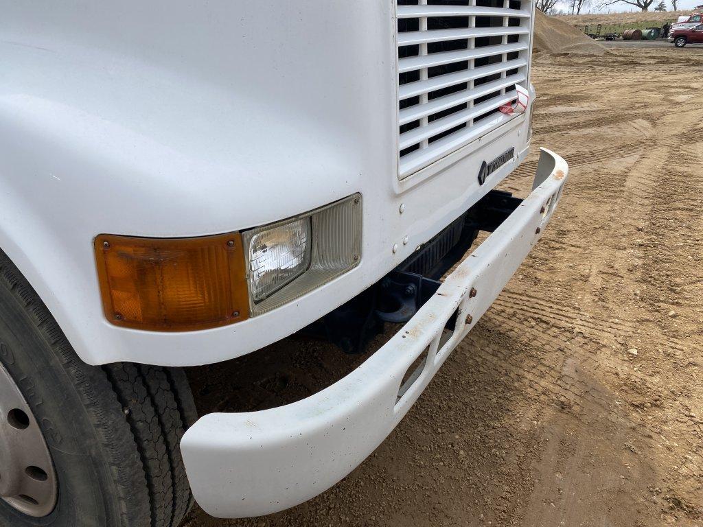 1996 INTERNATIONAL 4700 SINGLE AXLE DUMP TRUCK, T444E DIESEL, 6-SPEED TRANS, NO BRAKES, ELECTRIC TAR