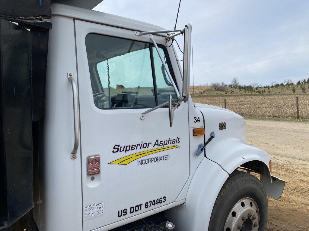 1996 INTERNATIONAL 4700 SINGLE AXLE DUMP TRUCK, T444E DIESEL, 6-SPEED TRANS, NO BRAKES, ELECTRIC TAR