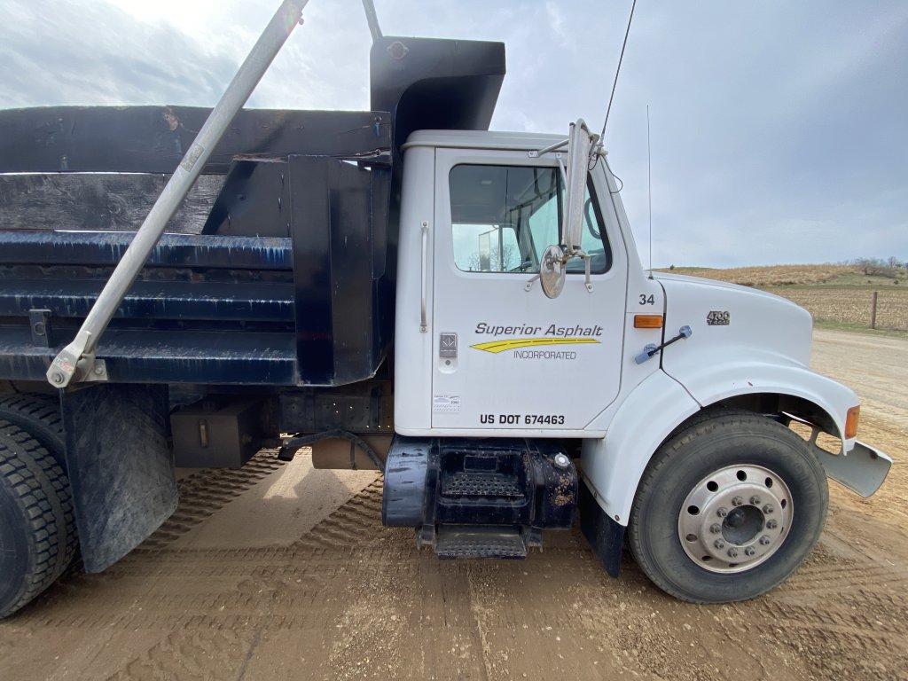 1996 INTERNATIONAL 4700 SINGLE AXLE DUMP TRUCK, T444E DIESEL, 6-SPEED TRANS, NO BRAKES, ELECTRIC TAR