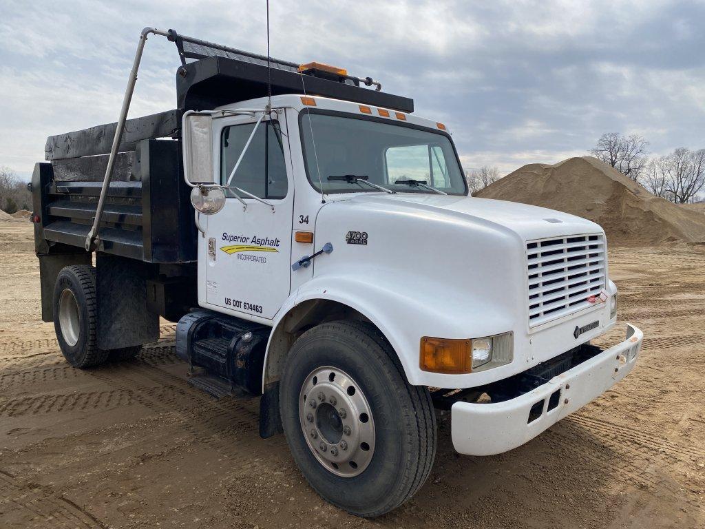 1996 INTERNATIONAL 4700 SINGLE AXLE DUMP TRUCK, T444E DIESEL, 6-SPEED TRANS, NO BRAKES, ELECTRIC TAR