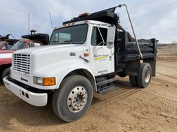 1996 INTERNATIONAL 4700 SINGLE AXLE DUMP TRUCK, T444E DIESEL, 6-SPEED TRANS, NO BRAKES, ELECTRIC TAR