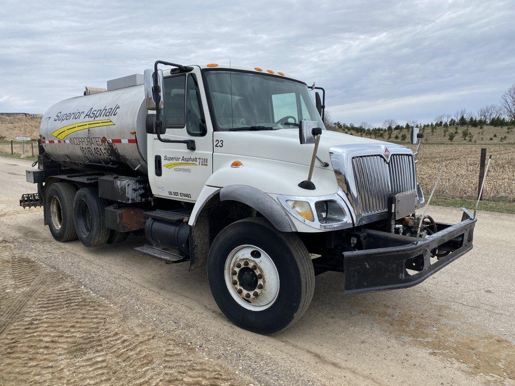 2006 INTERNATIONAL 7300 SINGLE AXLE WITH PUSHER AXLE TACK TRUCK, DT466 DIESEL, 6-SPEED TRANS, AIR BR