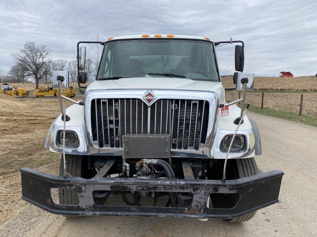 2006 INTERNATIONAL 7300 SINGLE AXLE WITH PUSHER AXLE TACK TRUCK, DT466 DIESEL, 6-SPEED TRANS, AIR BR