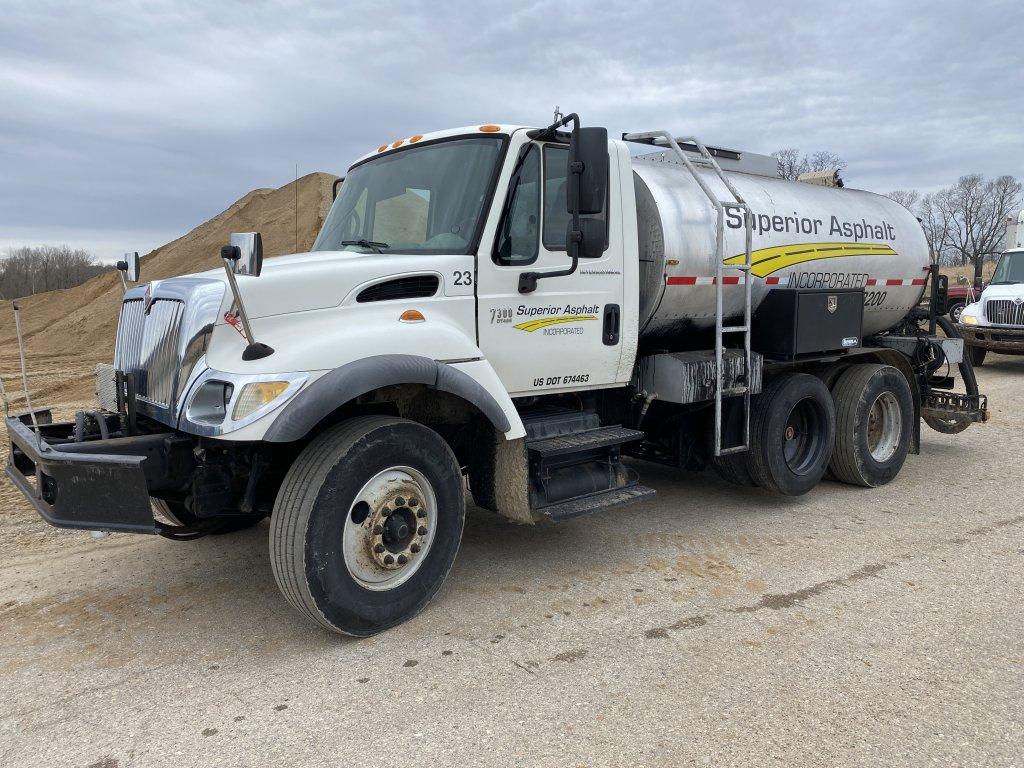 2006 INTERNATIONAL 7300 SINGLE AXLE WITH PUSHER AXLE TACK TRUCK, DT466 DIESEL, 6-SPEED TRANS, AIR BR