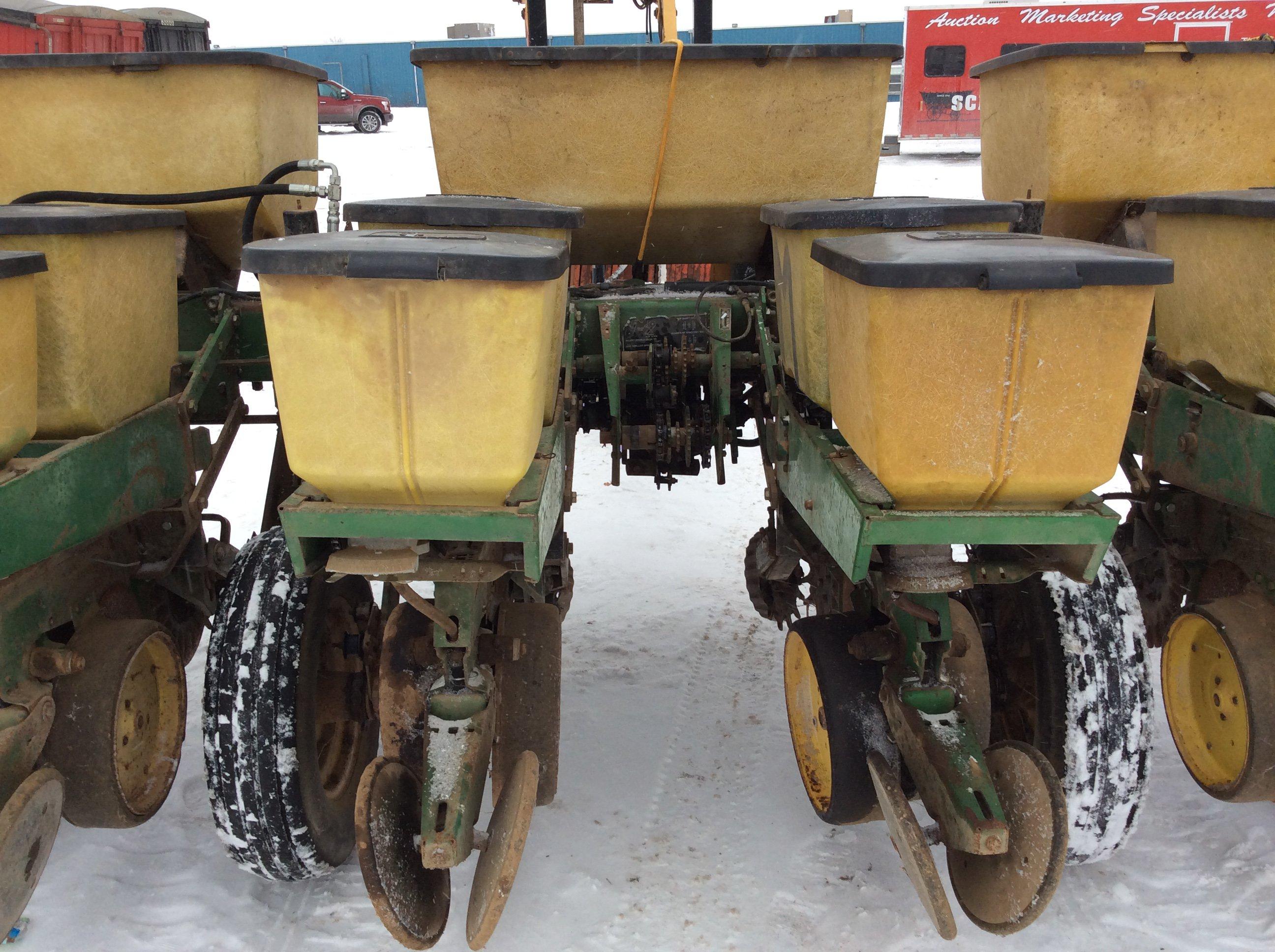 JD 7000 6 Row Planter