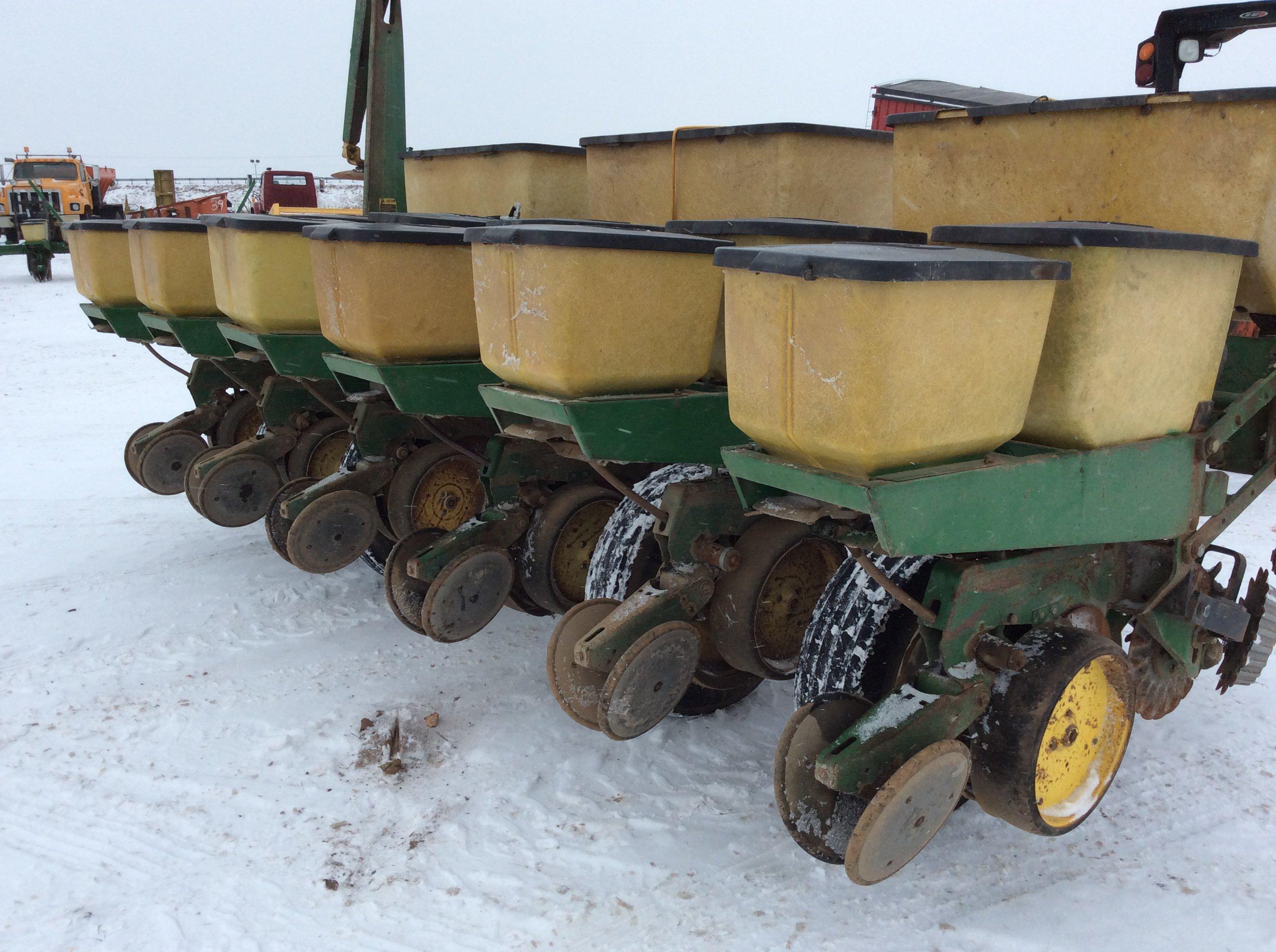 JD 7000 6 Row Planter