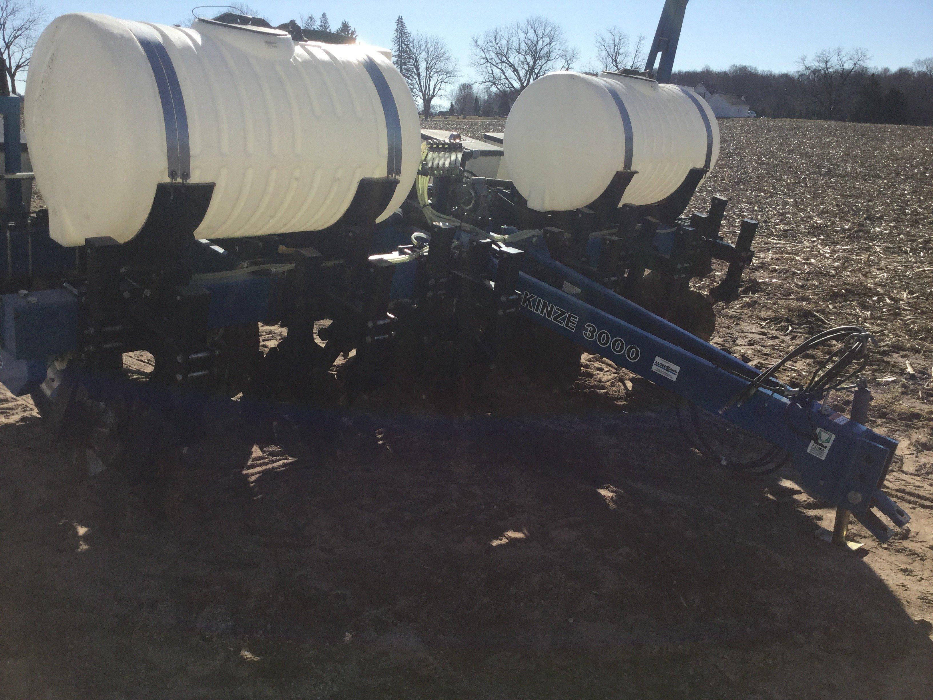 2007 Kinze 3000 no till liq fert planter