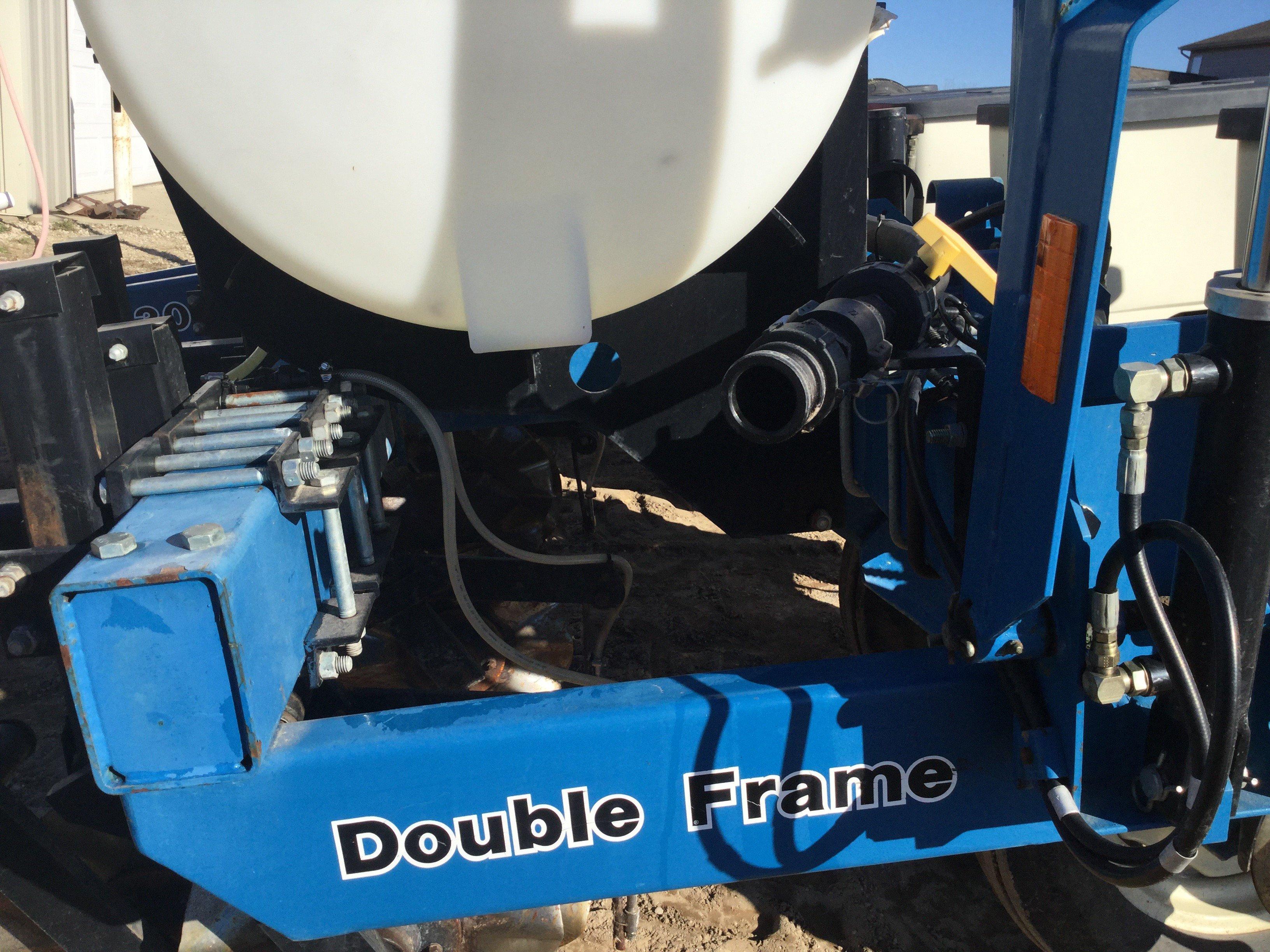 2007 Kinze 3000 no till liq fert planter