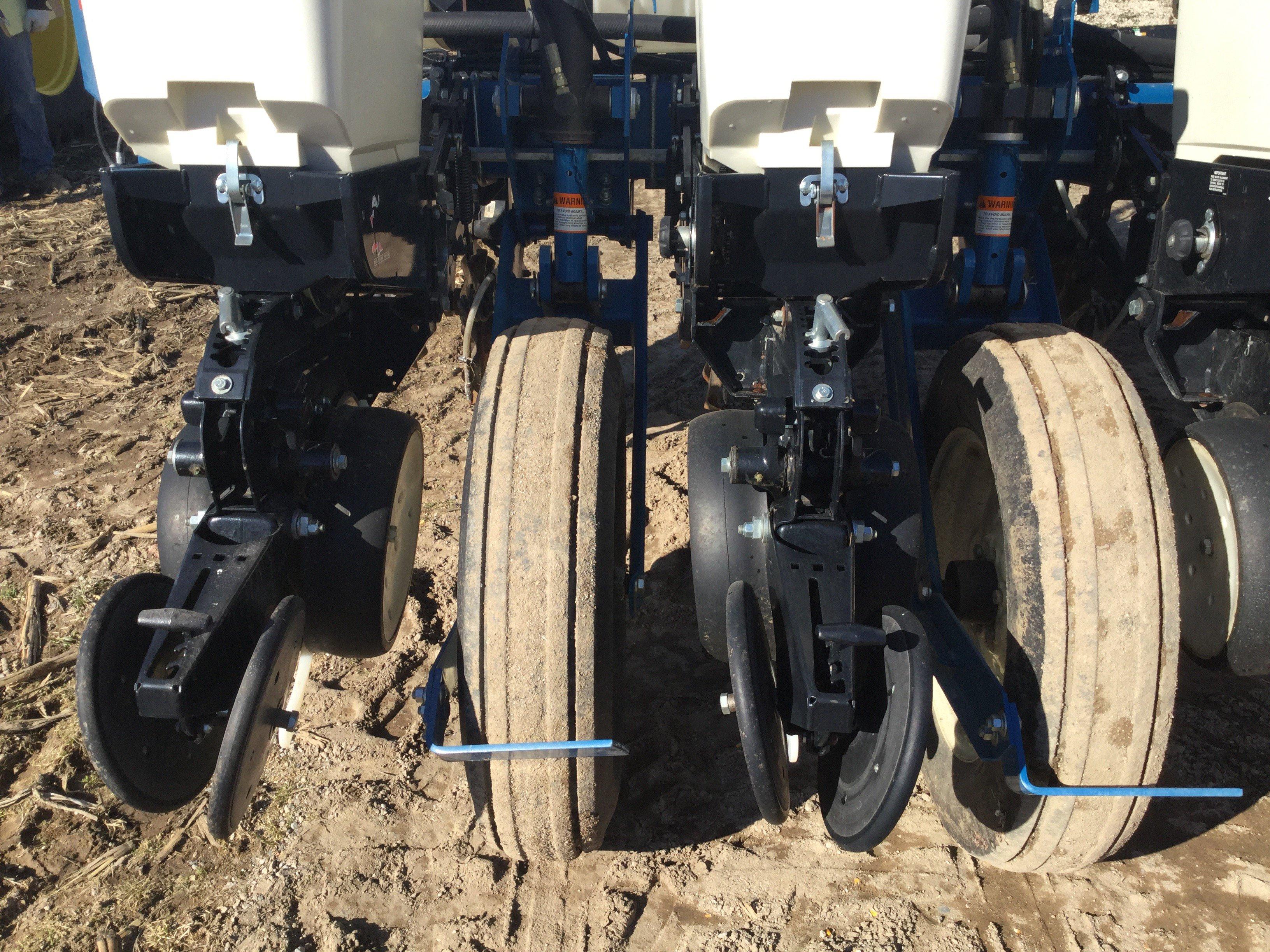 2007 Kinze 3000 no till liq fert planter