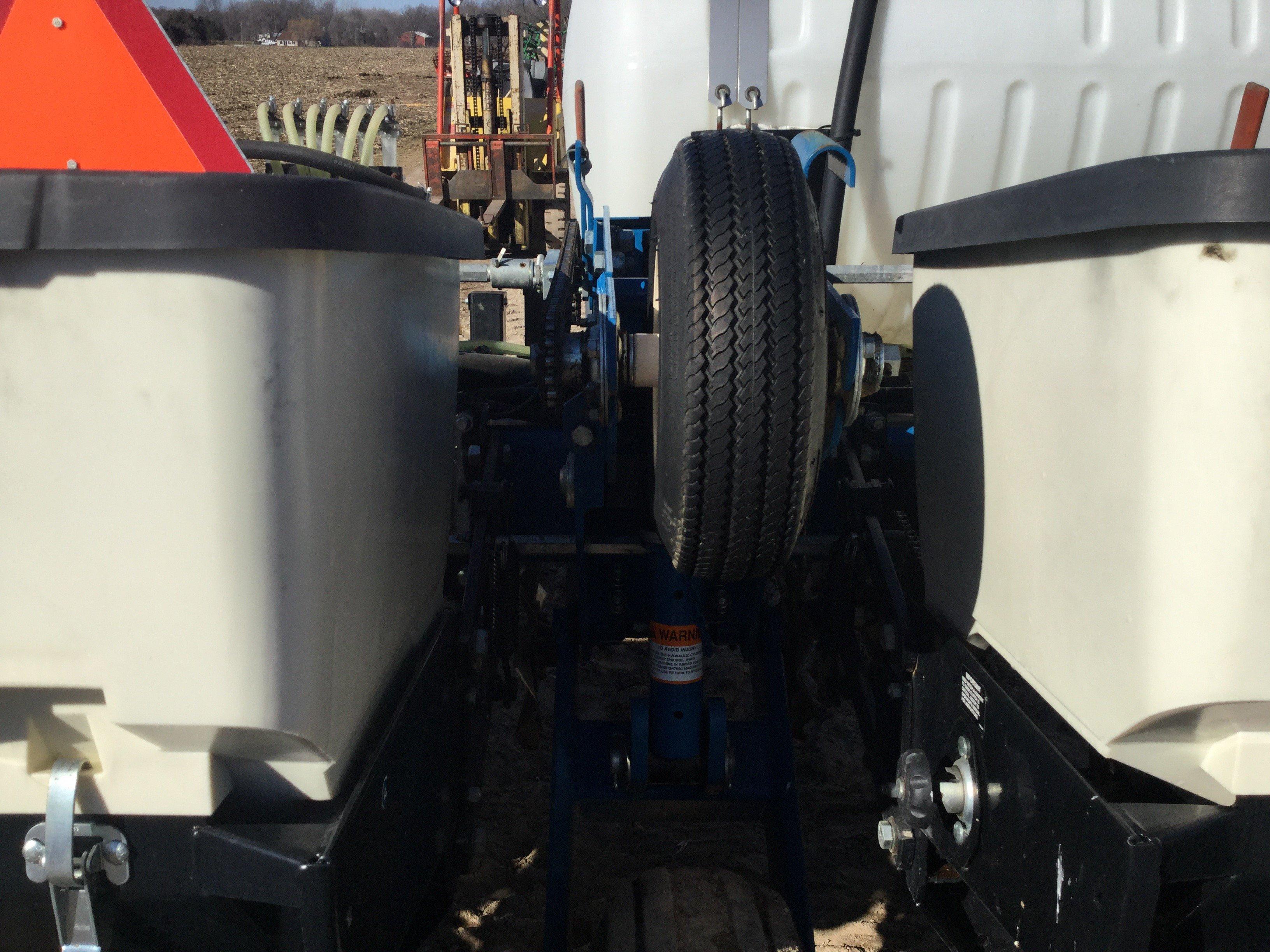 2007 Kinze 3000 no till liq fert planter