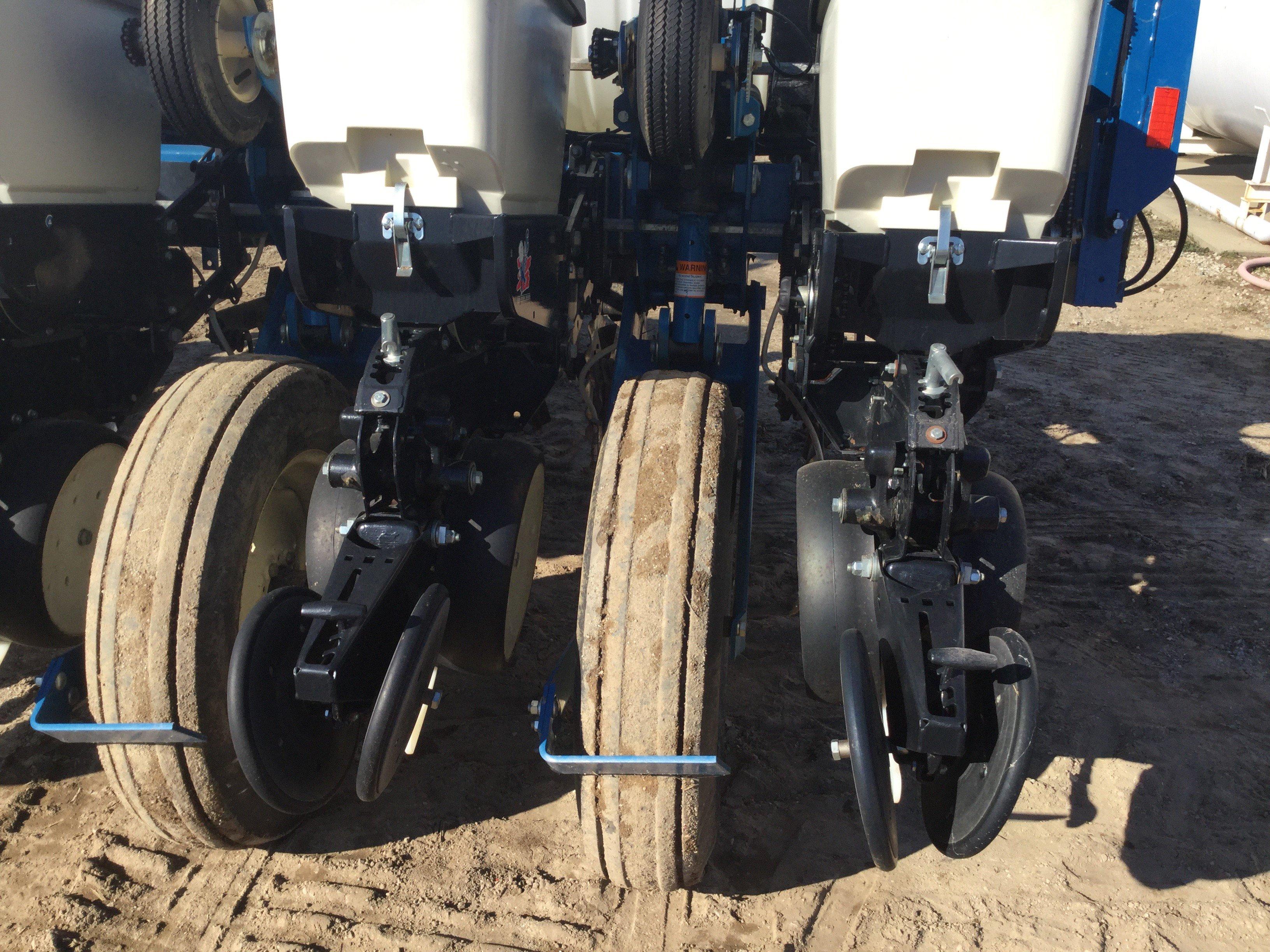 2007 Kinze 3000 no till liq fert planter