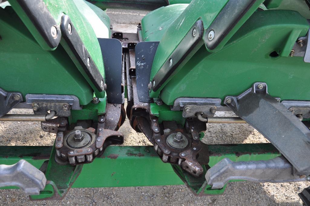 '08 JD 608C 8 row 30" corn head